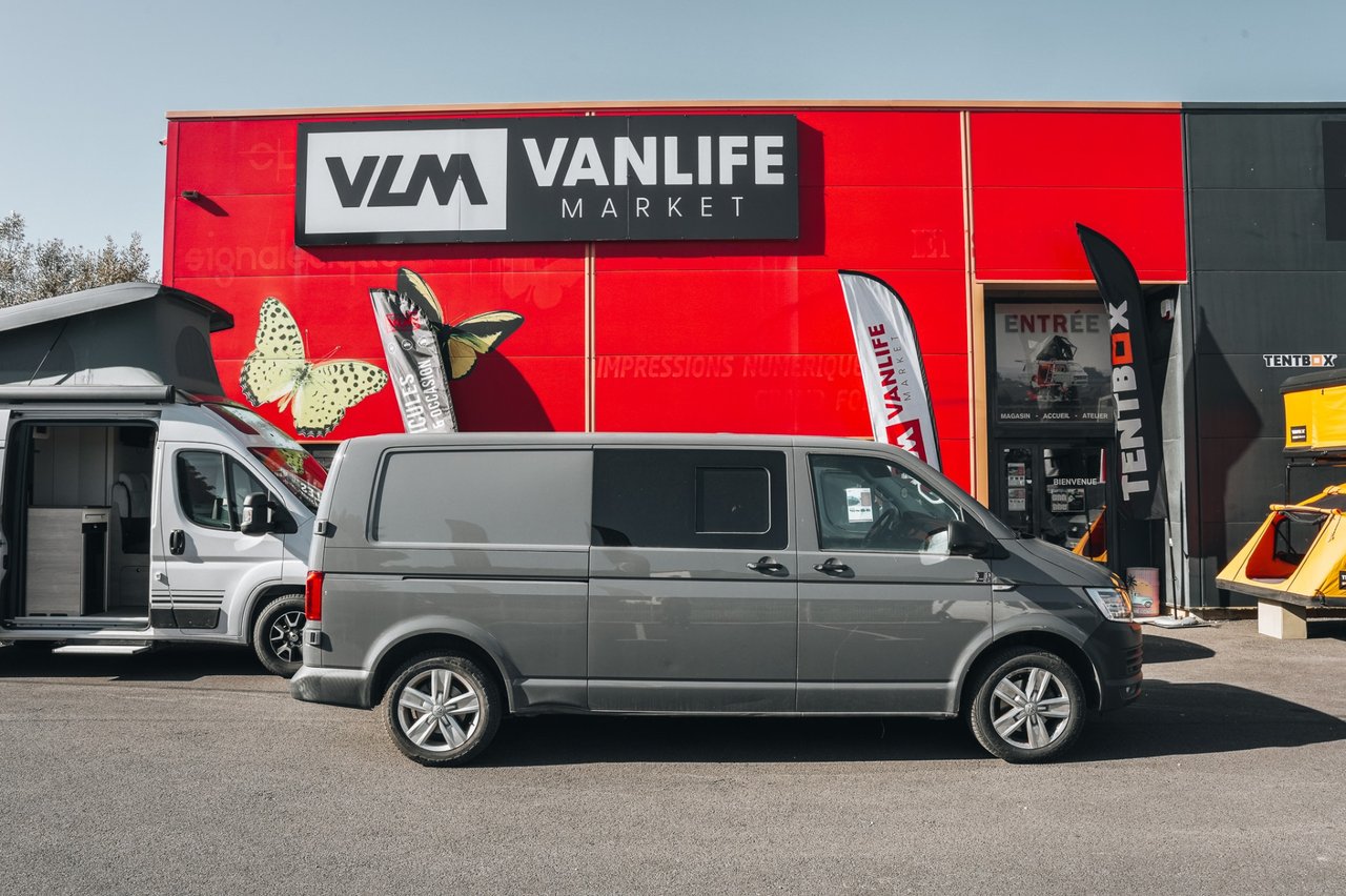 Volkswagen Transporter aménagé, garé devant l'atelier Vanlife Market