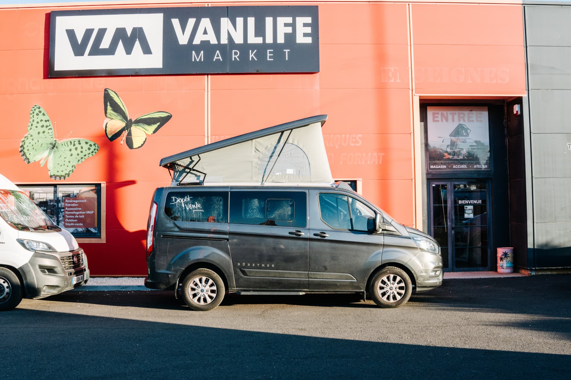 Copa C500 — vue latérale devant le showroom Vanlife Market