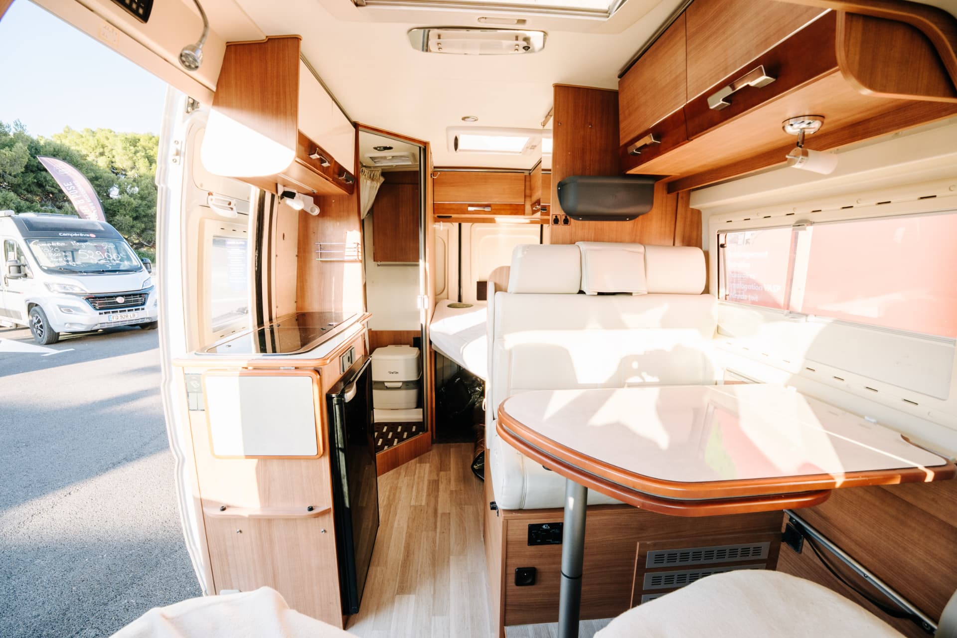 Fiat Ducato Campérêve Magellan 540 2016 — salon, cuisine et circulation intérieure