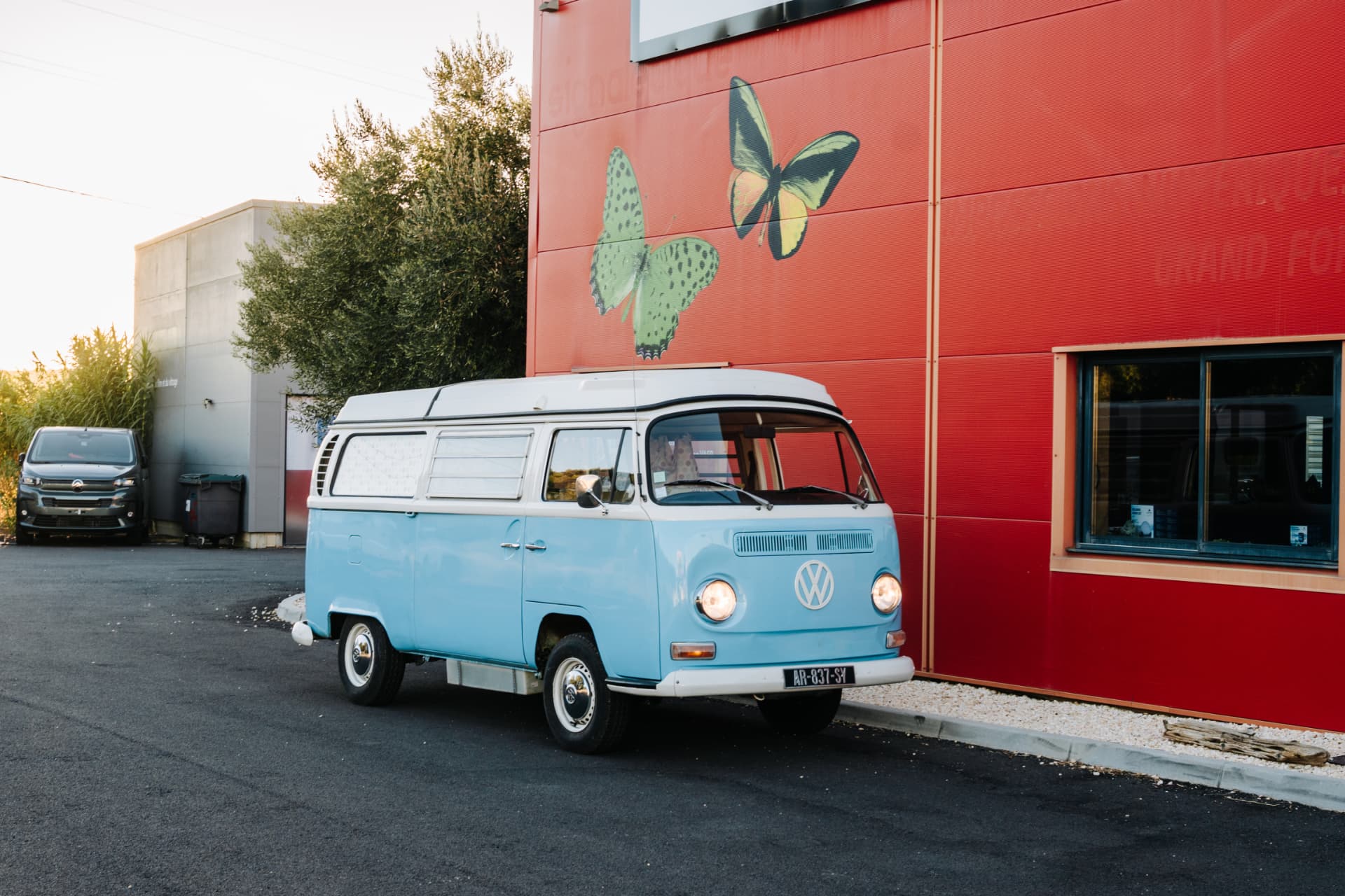 Volkswagen Combi T2 1970 — vue extérieure devant le showroom Vanlife Market