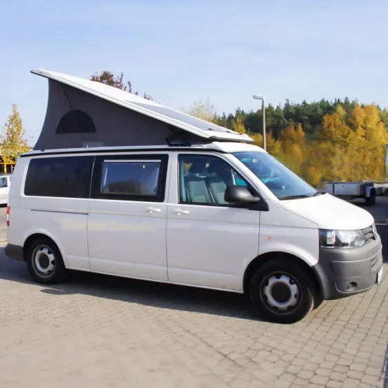 VW T5 / T6 blanc avec toit relevable SCA déployé, vu de profil