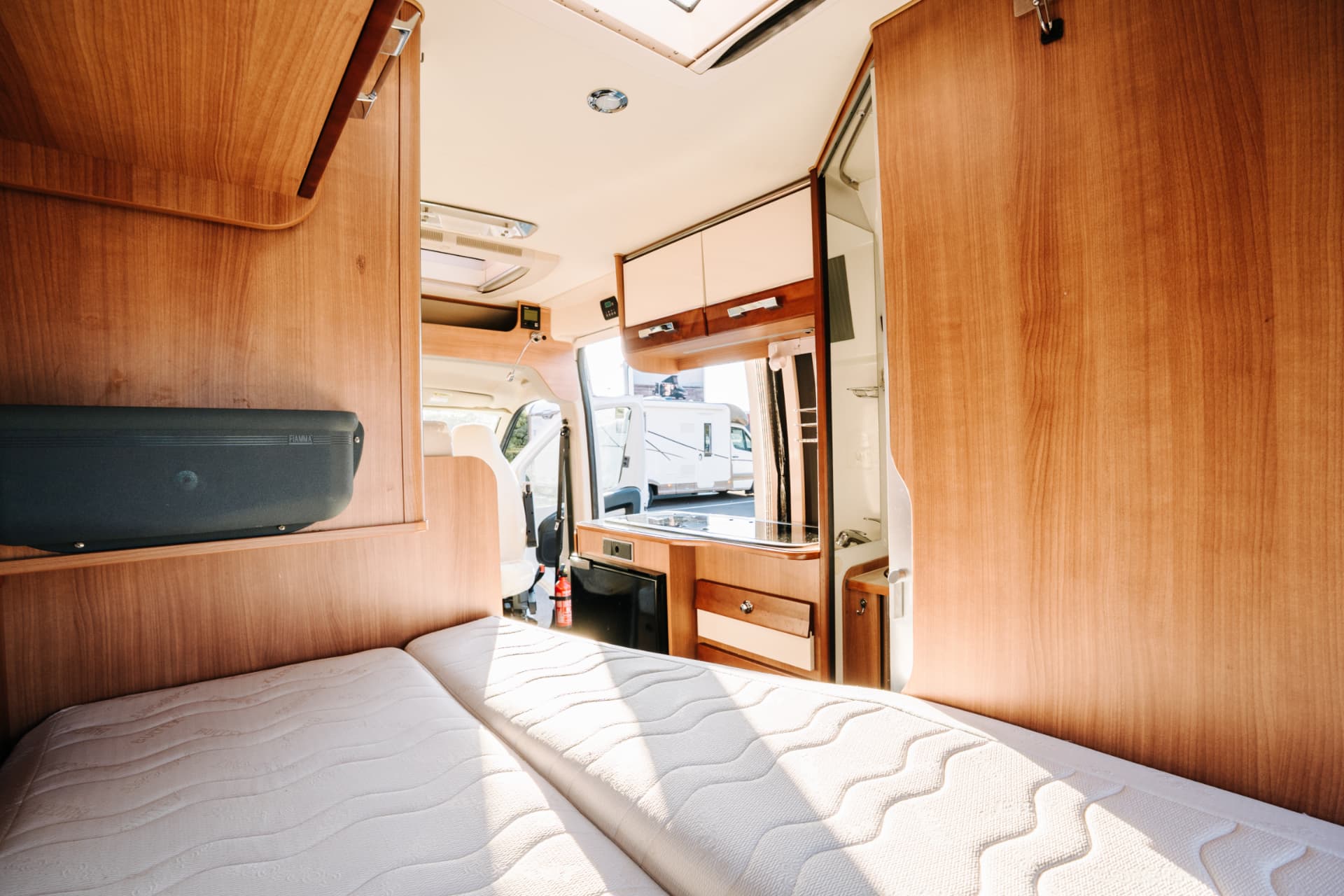 Fiat Ducato Campérêve Magellan 540 2016 — couchage arrière vu depuis la soute