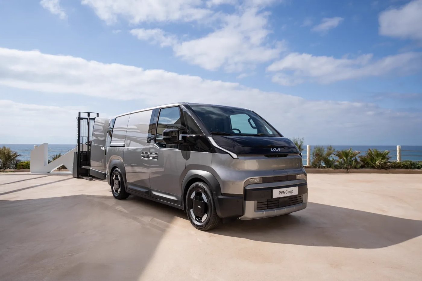 Kia PV5 Cargo Long (L2) tôlé gris, vue 3/4 avant