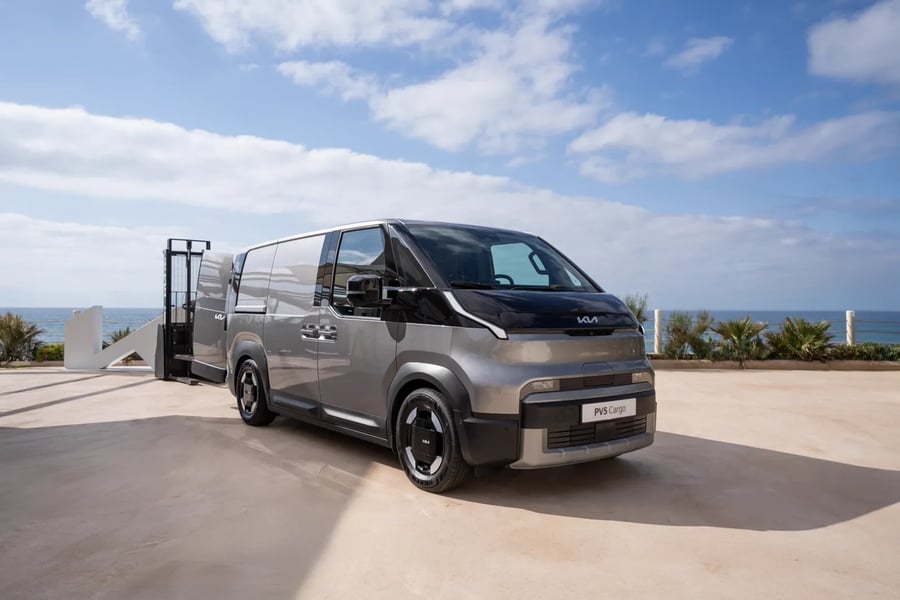 Kia PV5 Cargo Long (L2) tôlé gris, vue 3/4 avant