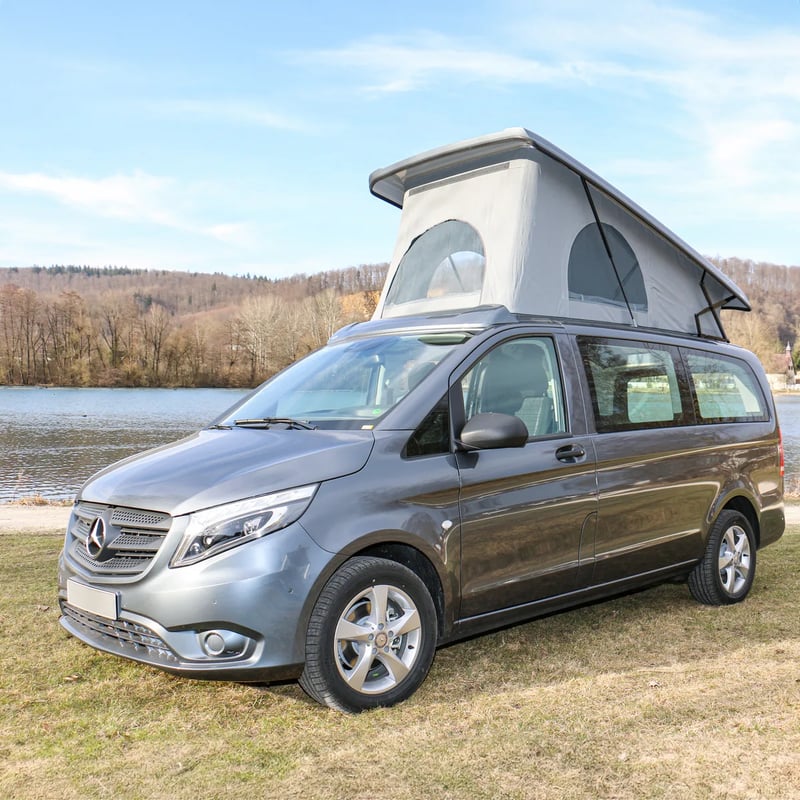 Mercedes Vito équipé d'un toit relevable SCA ouvert au bord d'un lac