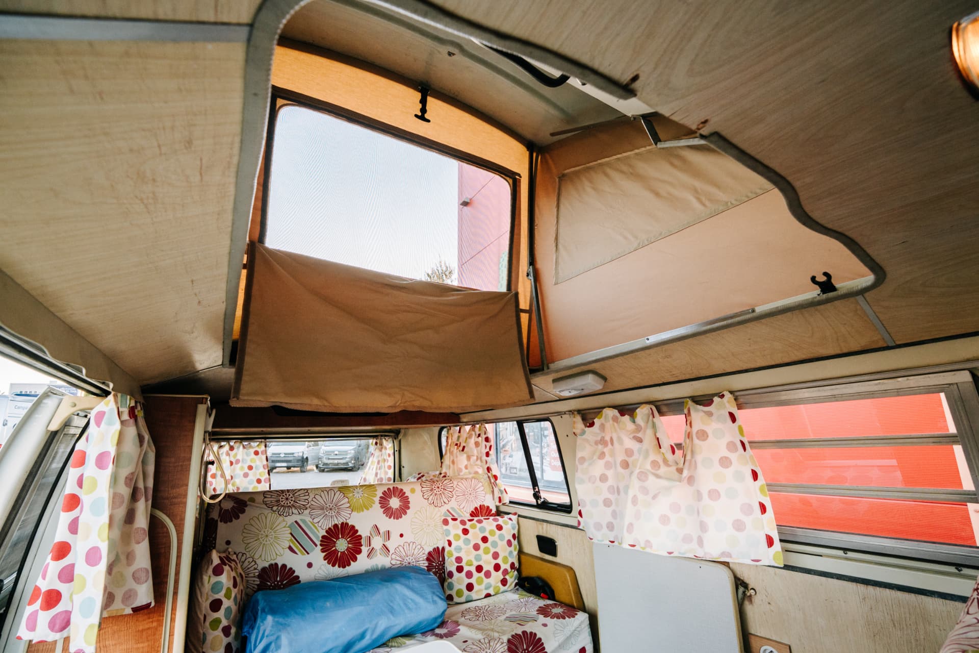 Volkswagen Combi T2 1970 — couchage supérieur du toit relevable
