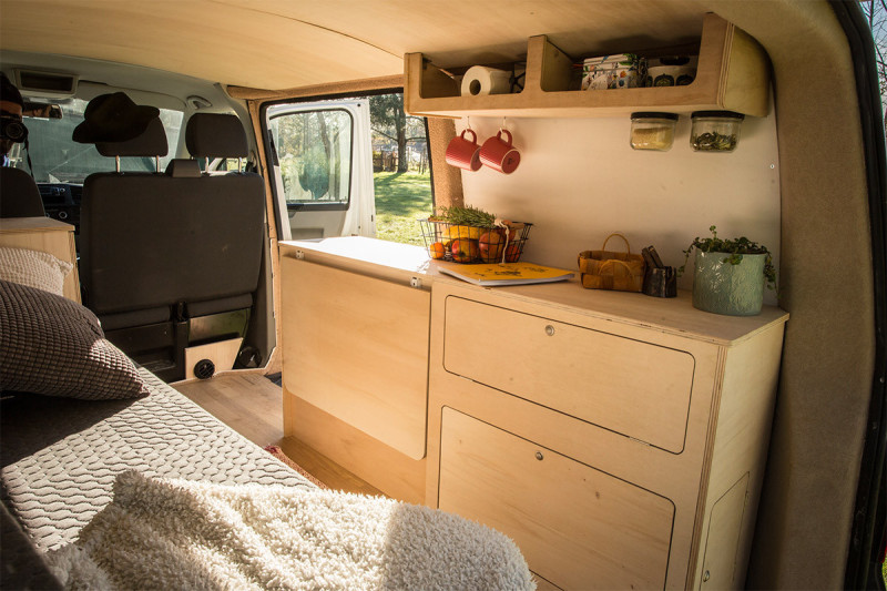 Aménagement Simple Vans monté avec couchage et cuisine