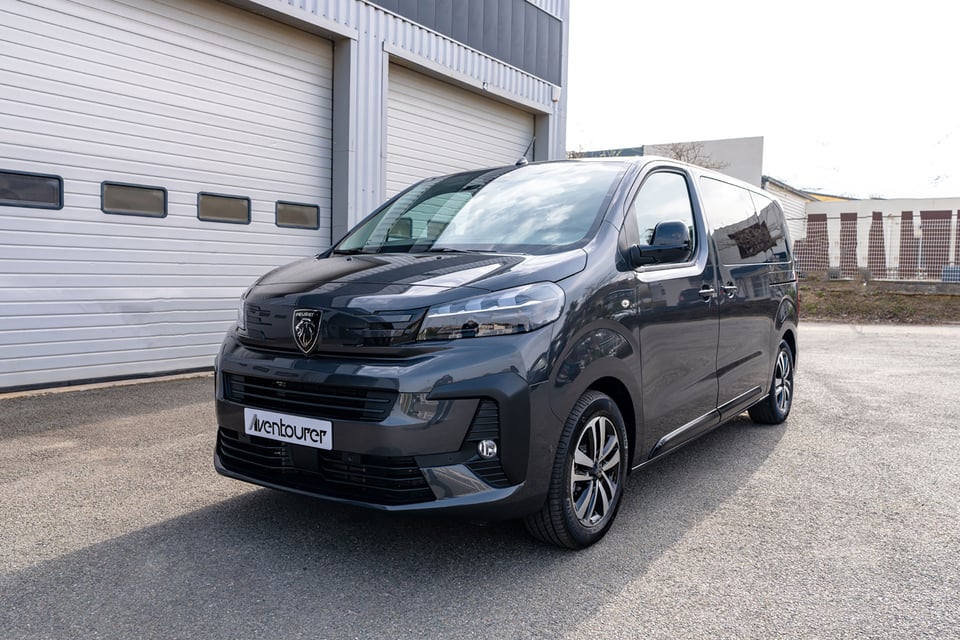 Aventourer Origin Peugeot Traveller gris Titane, extérieur trois quarts avant