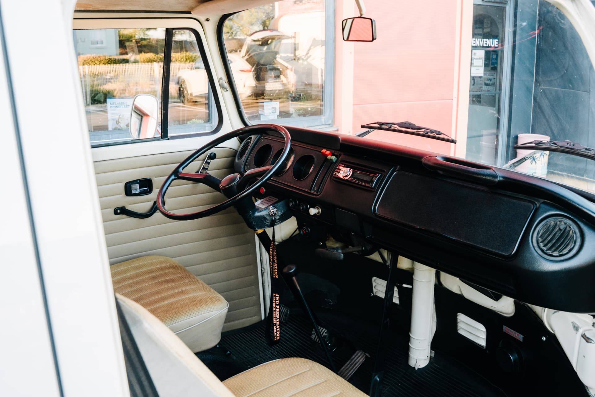 Volkswagen Combi T2 1970 — poste de conduite et compteur