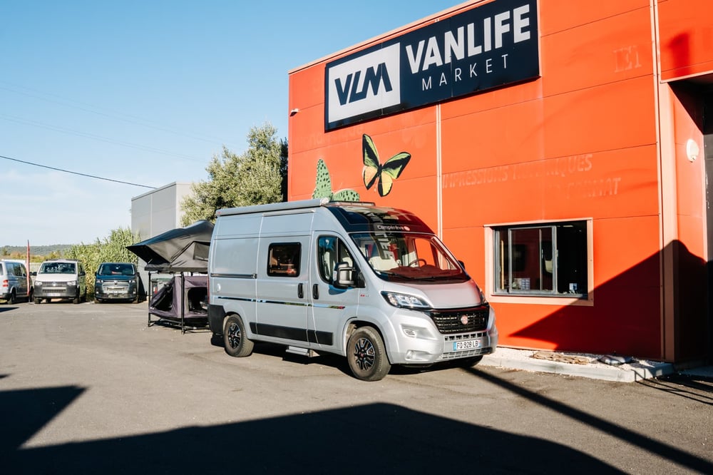 Camping-car accueilli par Van Life Market pour une intervention sur les équipements de cellule