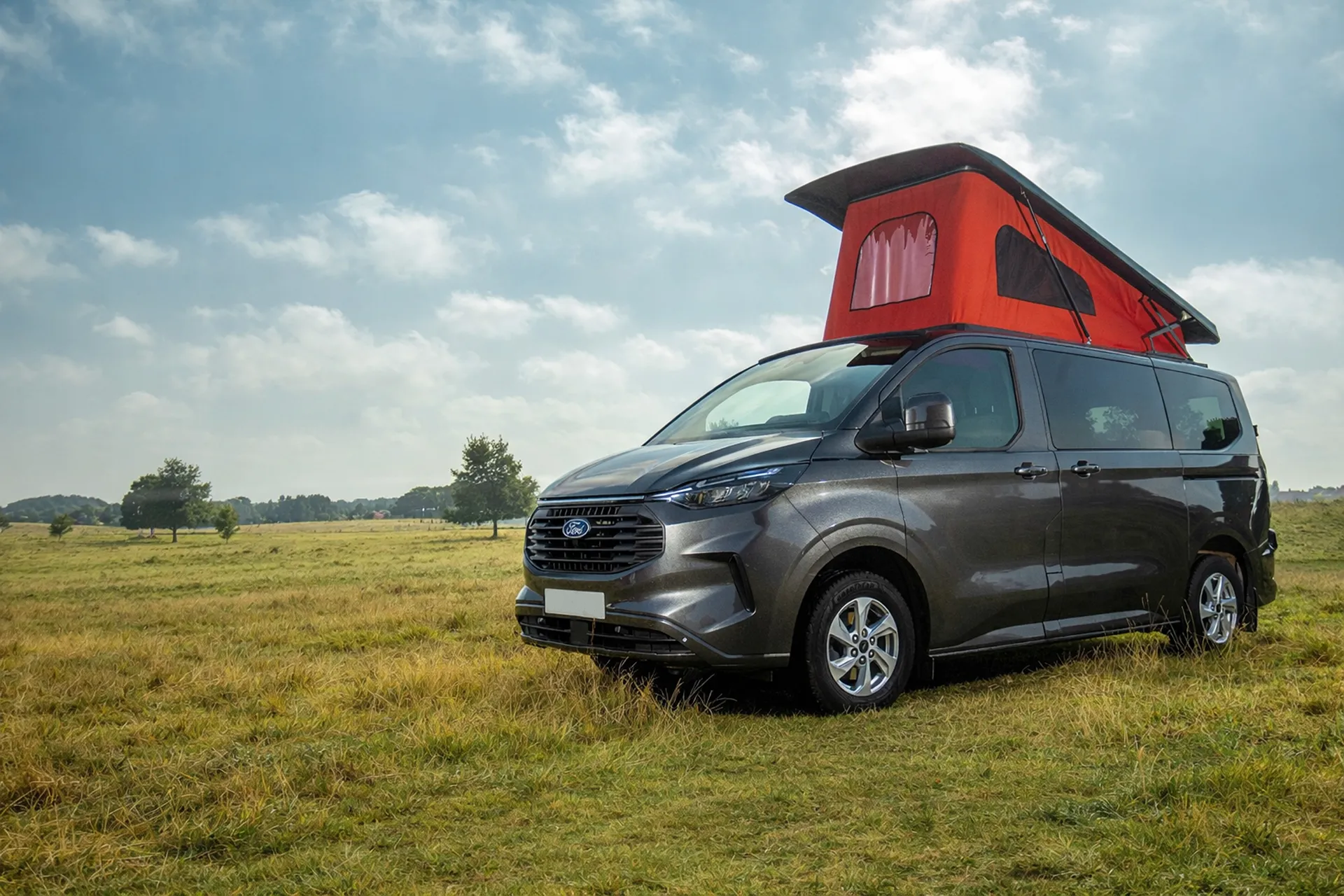 Toit relevable SKYVAN Jupiter technologie Austops sur Ford Transit Custom, toile rouge