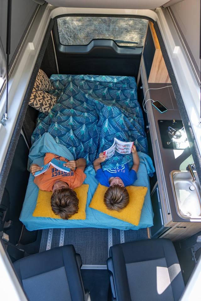 Lit inférieur de l'Aventourer Origin All-In occupé par deux enfants