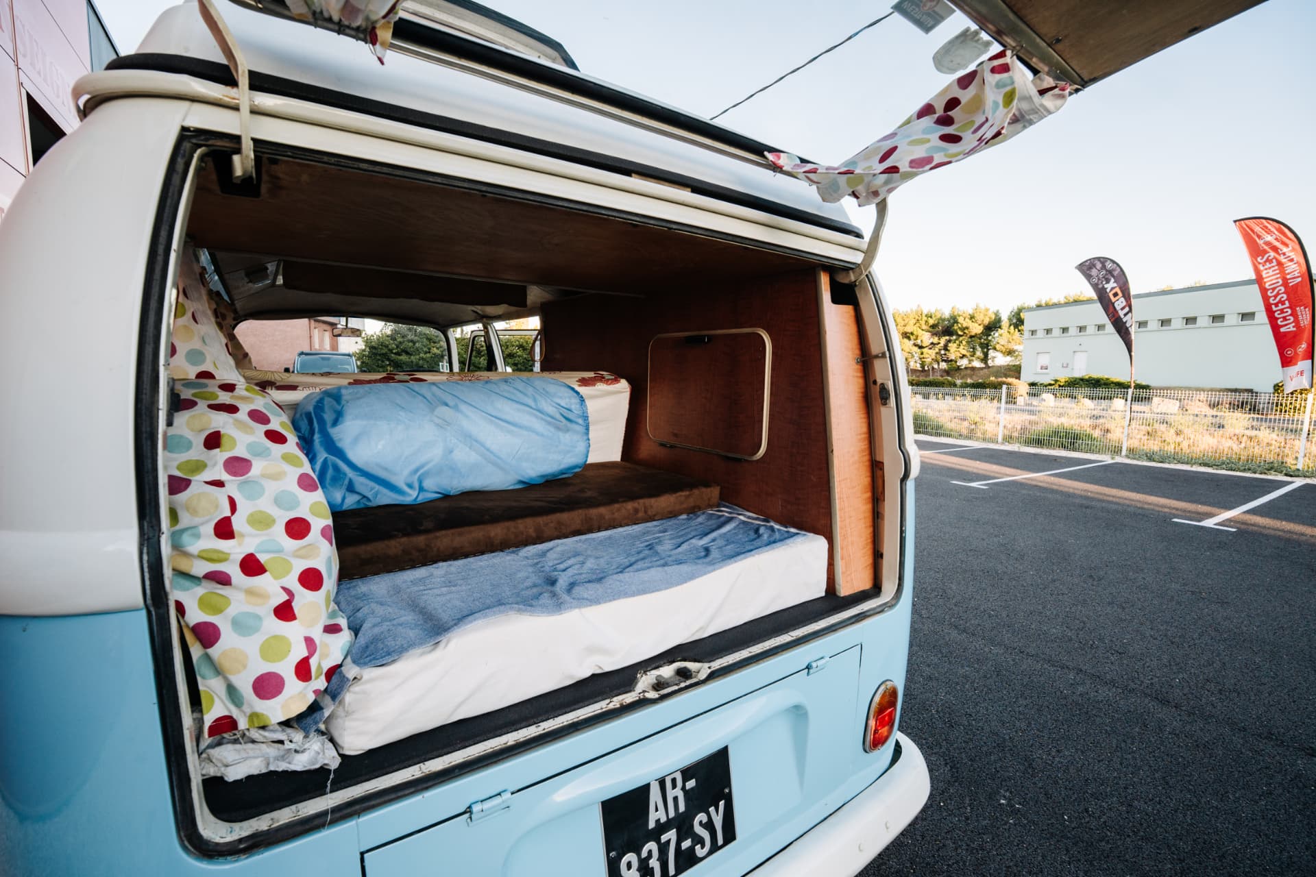Volkswagen Combi T2 1970 — couchage inférieur vu depuis le hayon arrière
