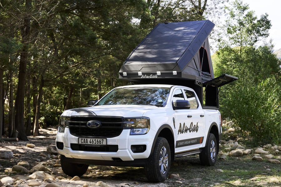 Pick-up équipé d'une cellule de voyage Alu-Cab