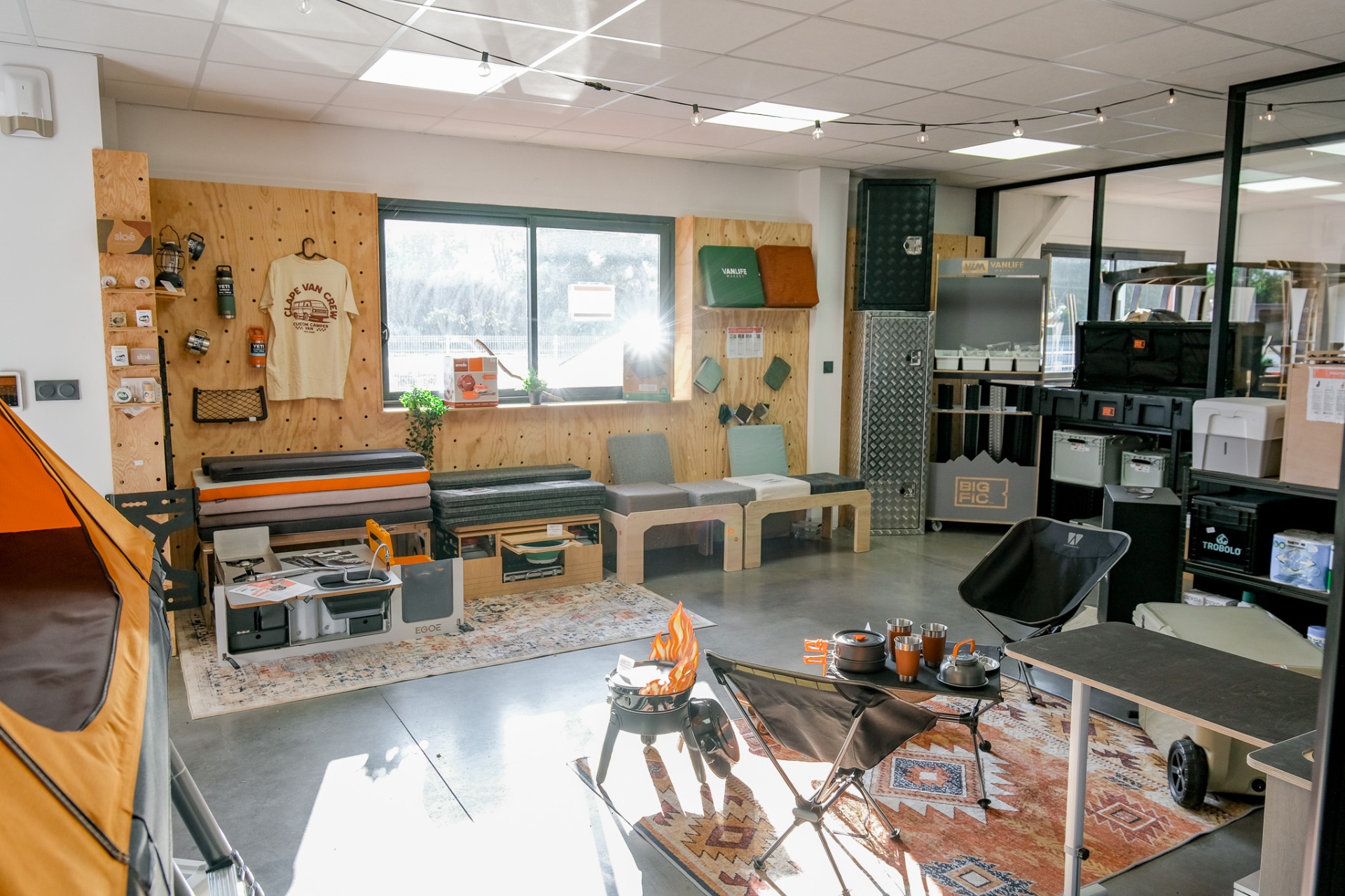 Espace de vente Vanlife Market, équipements exposés sous éclairage linéaire