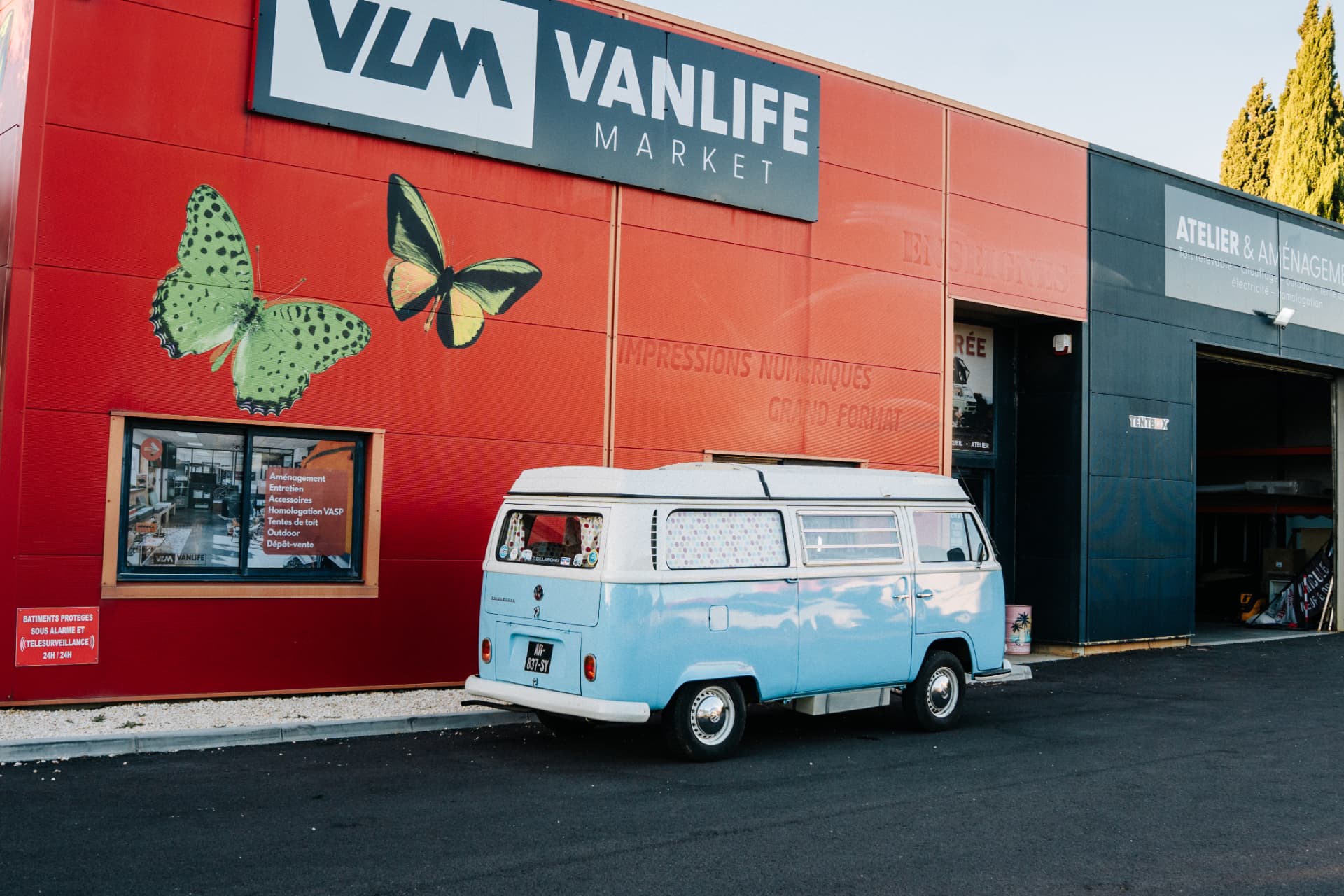 Volkswagen Combi T2 1970 — trois-quarts arrière devant l'atelier Vanlife Market