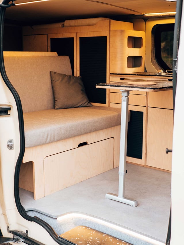 Meuble latéral gauche EXOKIT en bois massif huilé installé dans un Renault Trafic 3