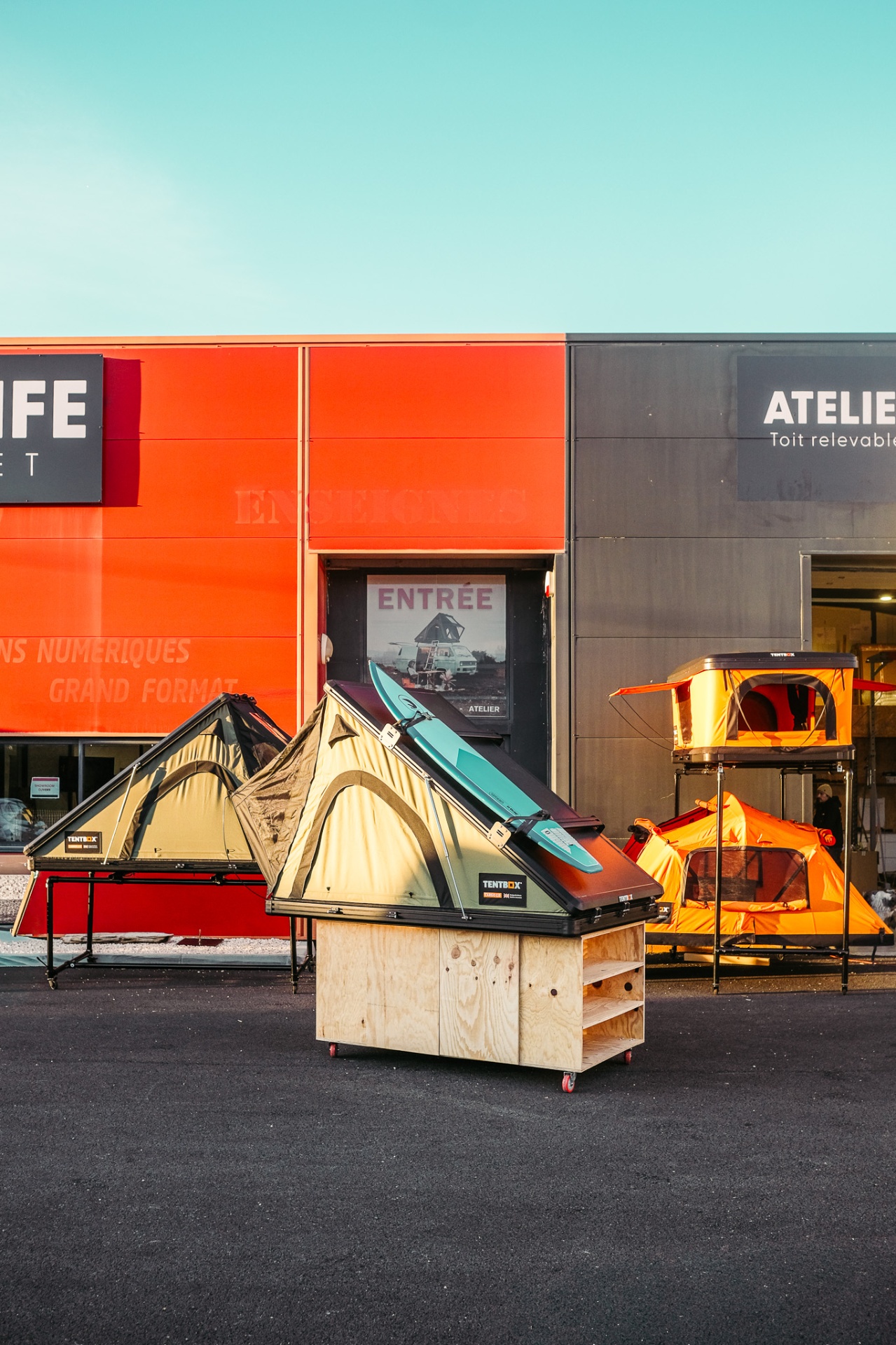 Espace TentBox du showroom Vanlife Market avec plusieurs modèles ouverts