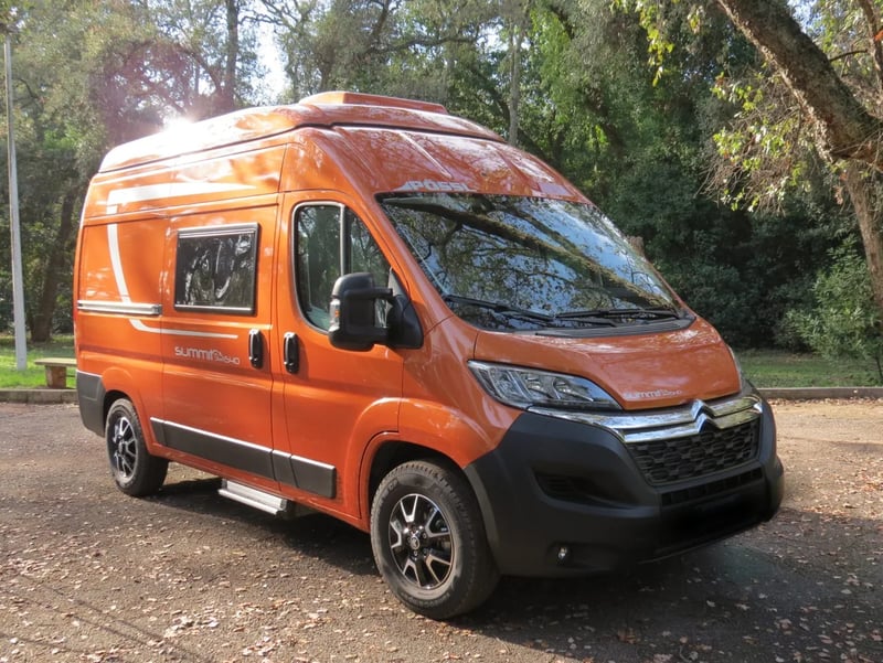 Fourgon Citroën orange équipé d'un toit relevable Sky-Up fermé