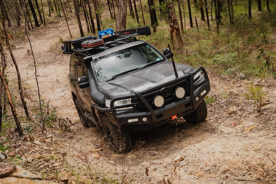 4x4 équipé d'une plateforme de toit Rhino-Rack en voyage