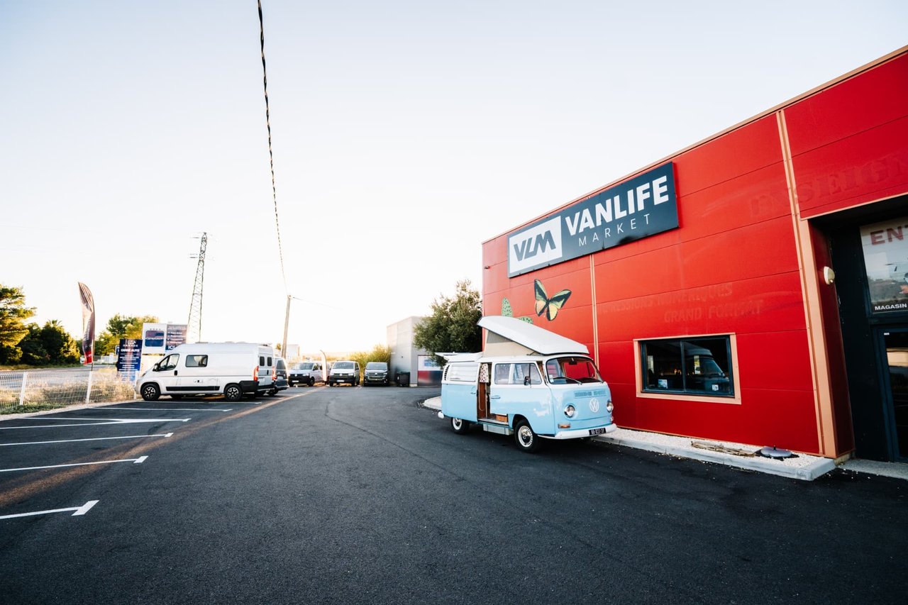 Combi Volkswagen en dépôt-vente devant le showroom Vanlife Market à Lézignan-Corbières