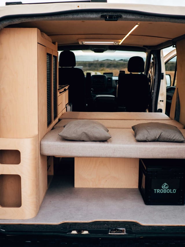 Banquette clic-clac 120 cm EXOKIT dépliée en couchage dans un Renault Trafic 3