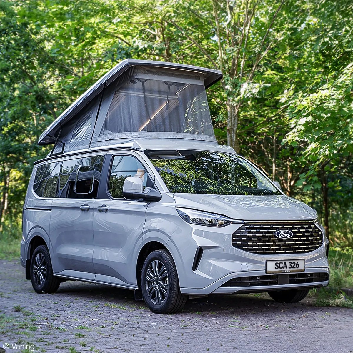 Ford Transit Custom équipé d’un toit relevable SCA ouvert