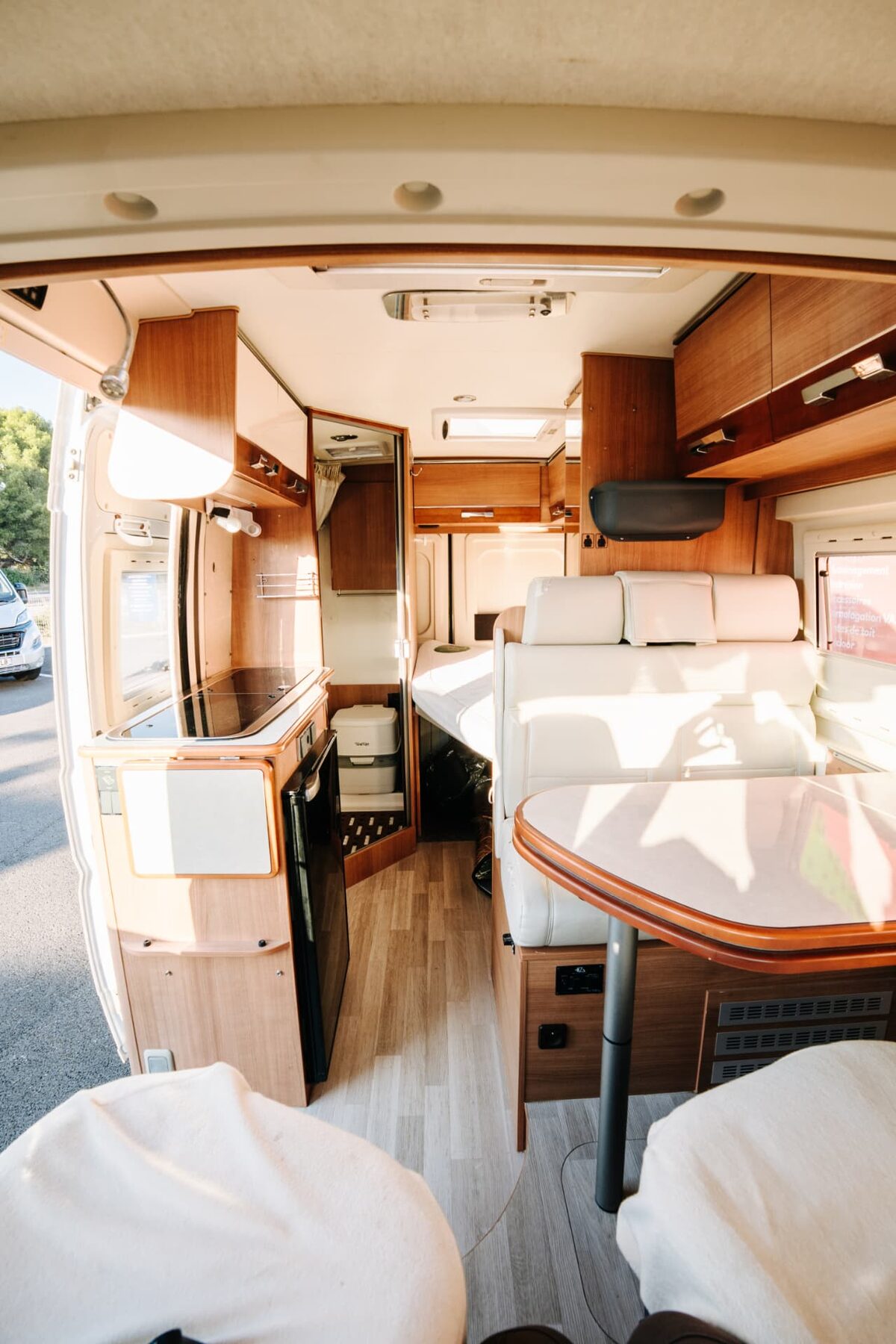 Fiat Ducato Campérêve Magellan 540 2016 — cuisine, dinette et cabinet de toilette