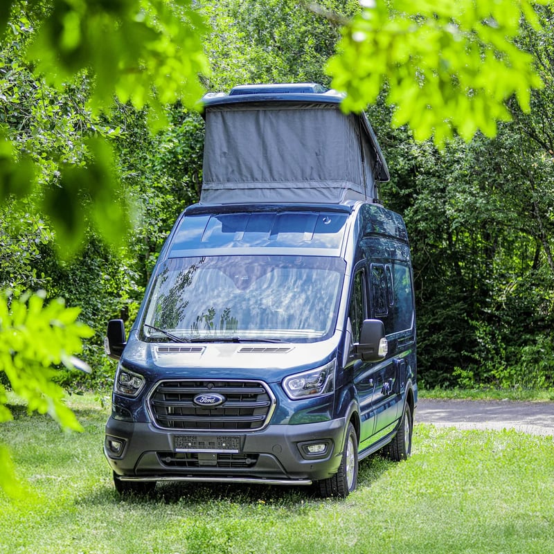 Ford Transit équipé d'un toit relevable SCA panoramique ouvert