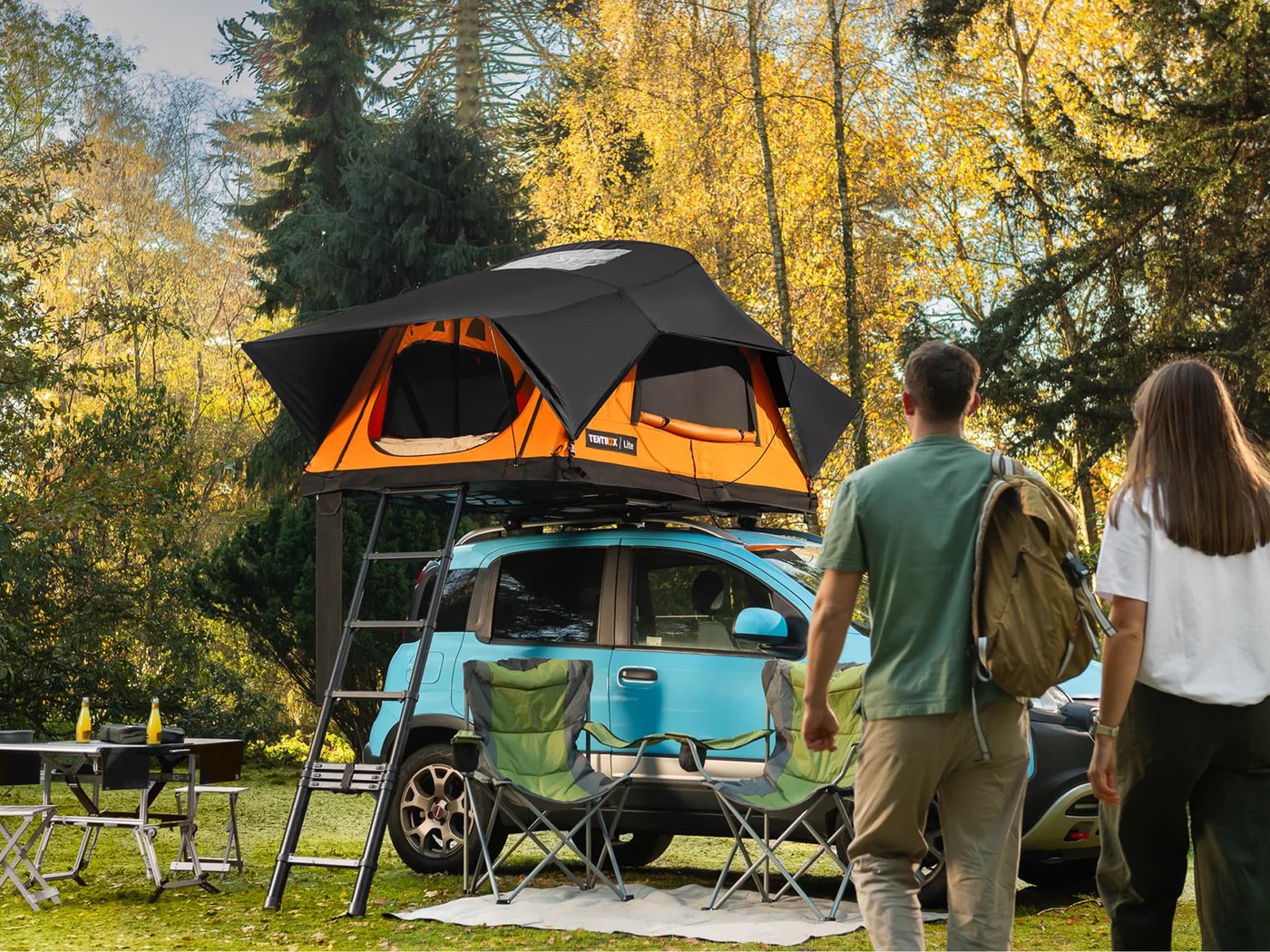 TentBox Lite ouverte sur une petite voiture en forêt