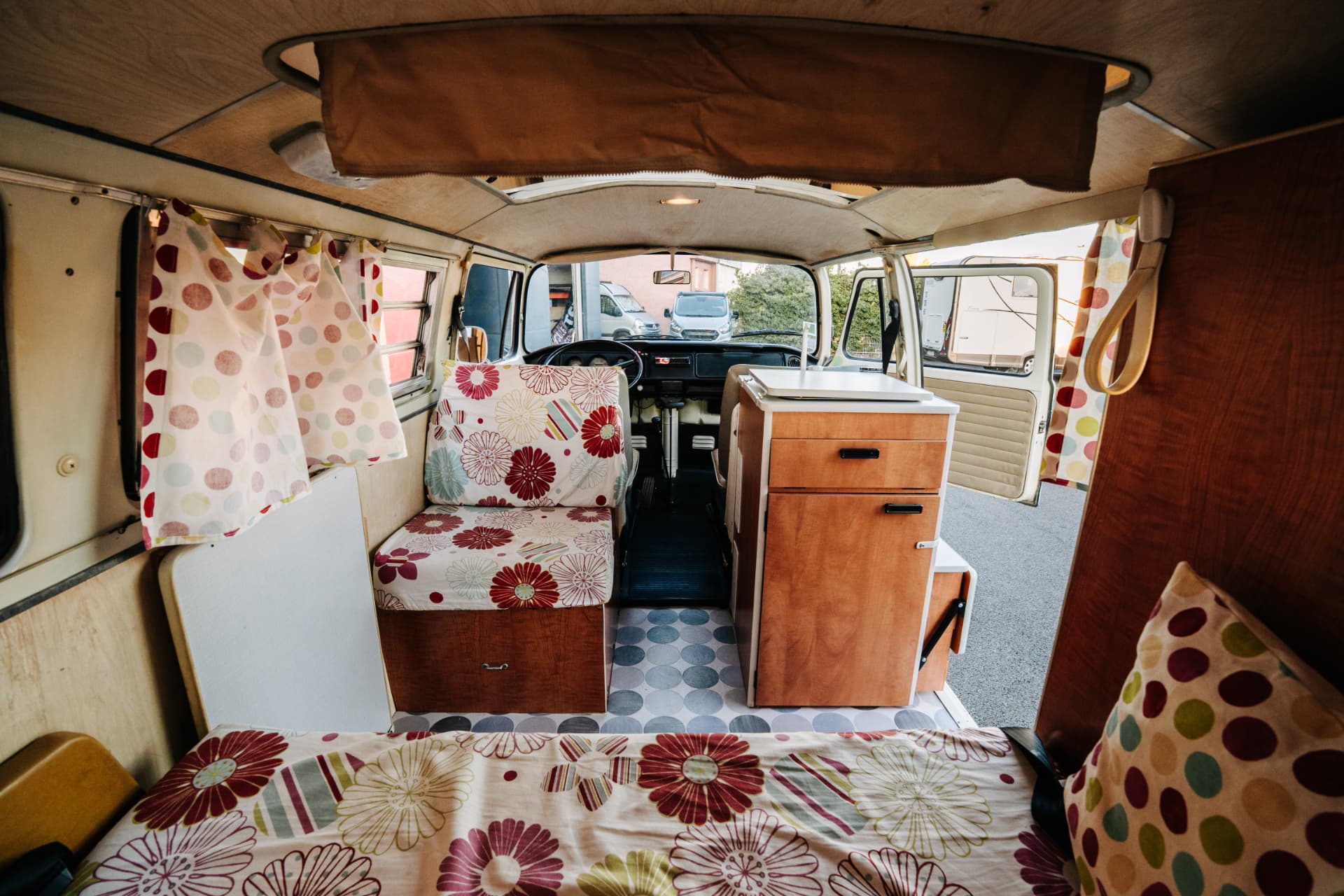 Volkswagen Combi T2 aménagé — intérieur vers la cabine
