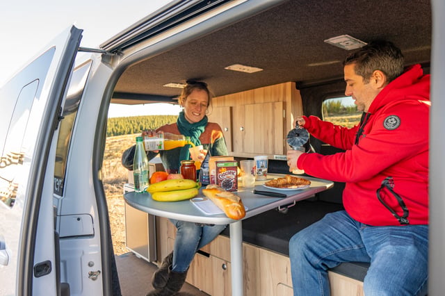 Repas à la table intérieure de l'Aventourer Origin X2