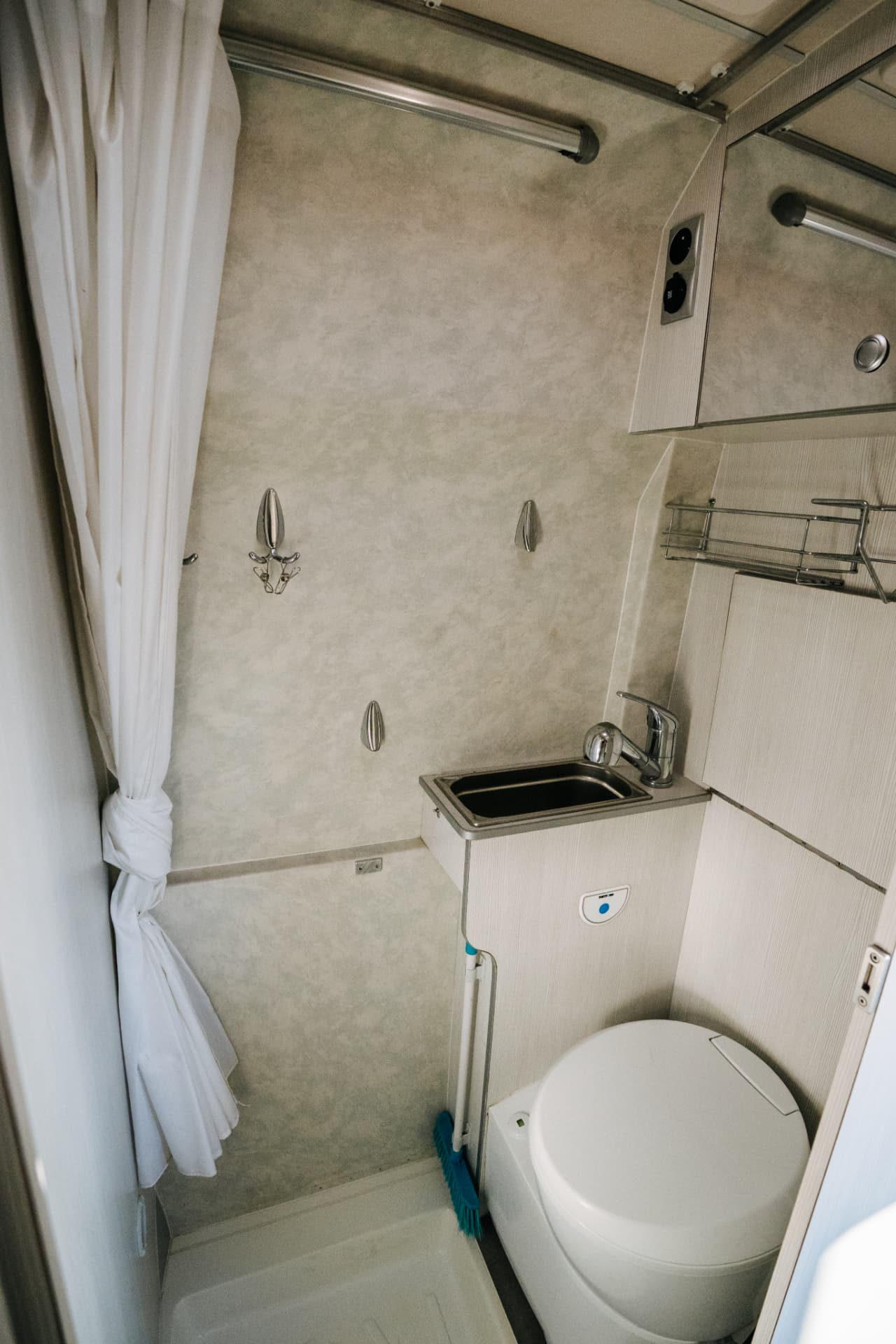 Fiat Ducato L3H2 — cabinet de toilette avec douche