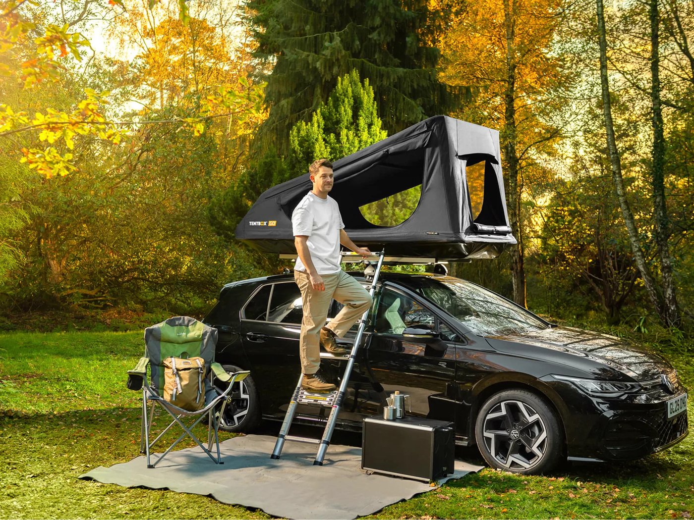 TentBox GO montée sur une voiture sous les arbres
