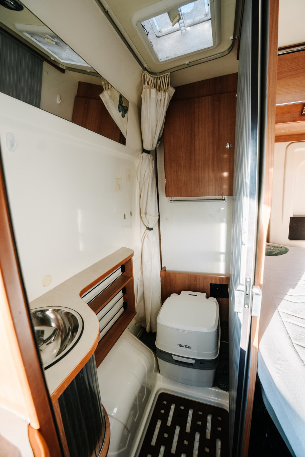 Fiat Ducato Campérêve Magellan 540 2016 — cabinet de toilette avec douche et WC