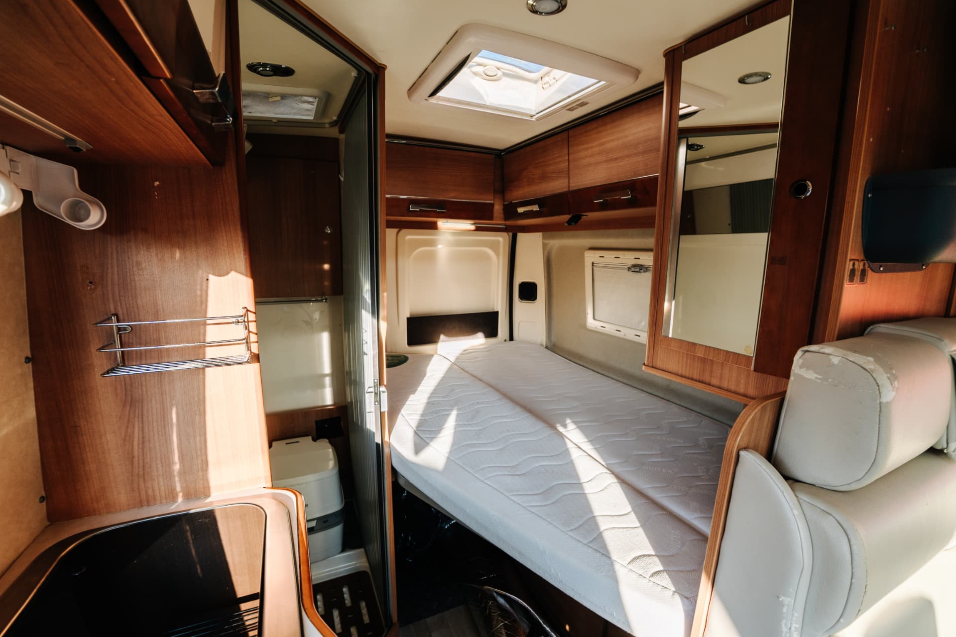 Fiat Ducato Campérêve Magellan 540 2016 — lit arrière et rangements hauts