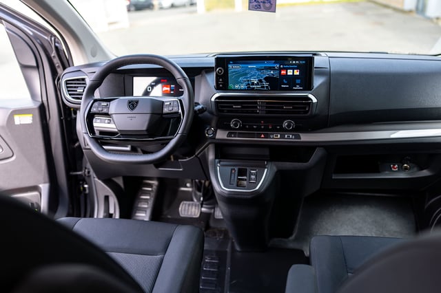 Poste de conduite du Peugeot Traveller Aventourer Origin