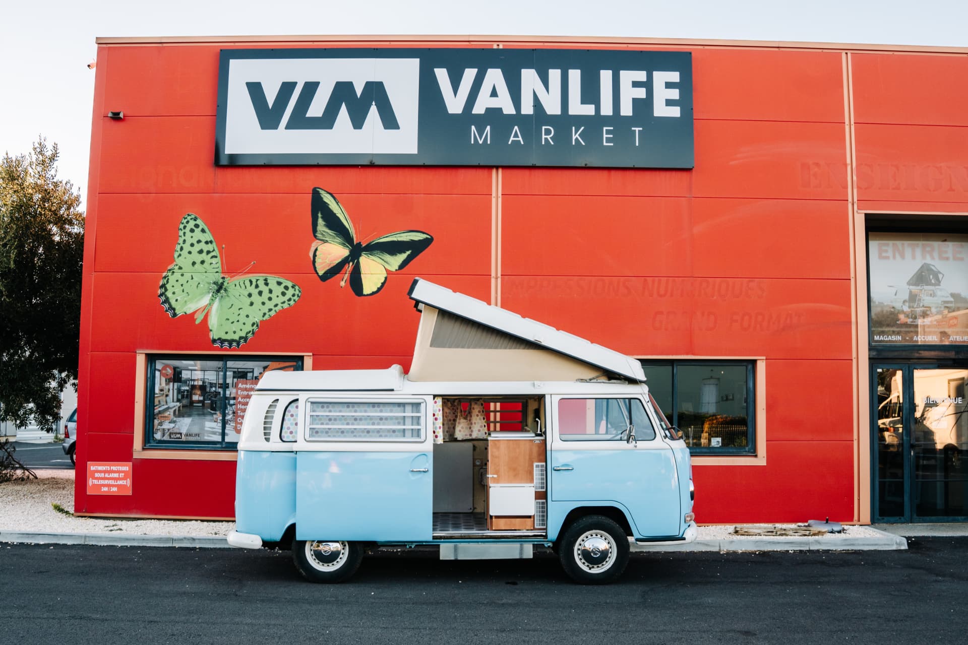 Volkswagen Combi T2 1970 — profil avec toit relevable déployé