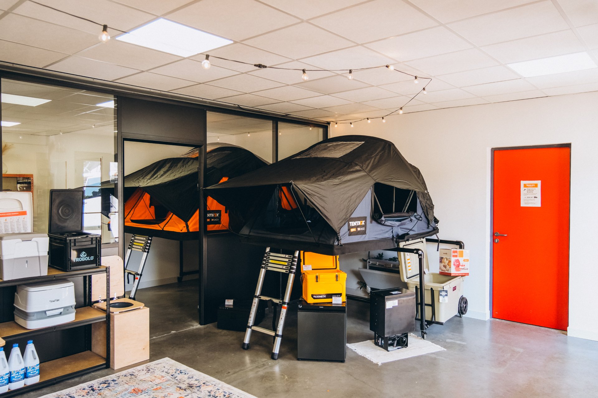 Présentoir TentBox dans le showroom Vanlife Market
