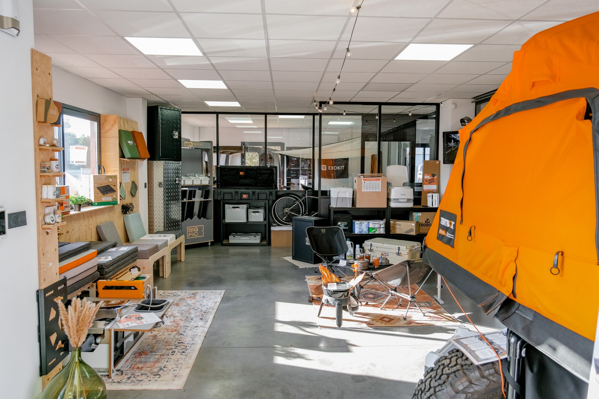 Panorama du showroom Vanlife Market avec tentes de toit TentBox