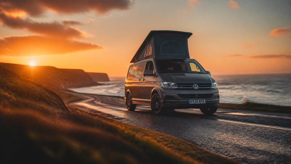Véhicule de voyage préparé pour un départ en road trip