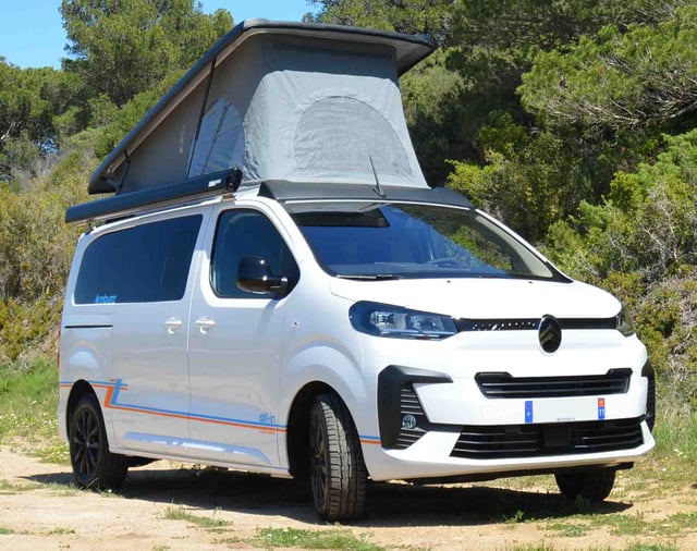Aventourer Origin All-In blanc avec toit relevable déployé