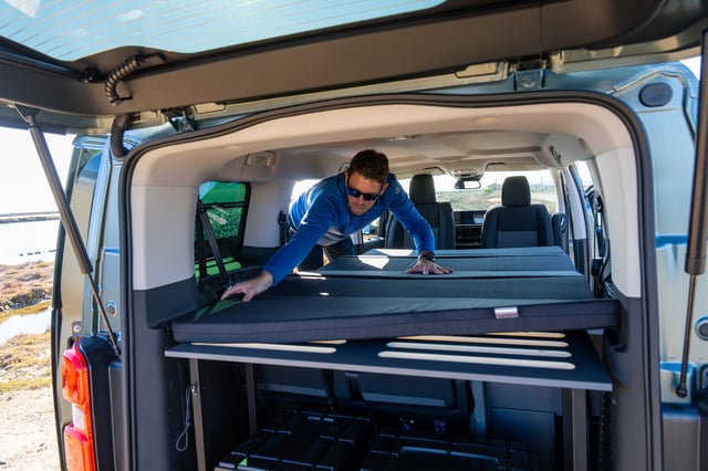Cuisine en extérieur depuis le hayon de l'Aventourer Origin Peugeot Traveller