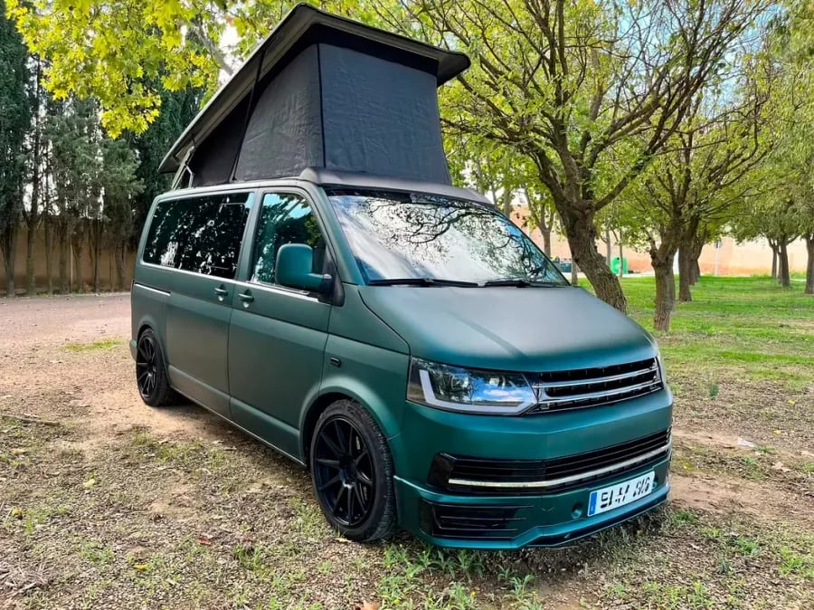 Van VW Transporter vert équipé d'un toit relevable OVR fermé, vu de trois quarts avant