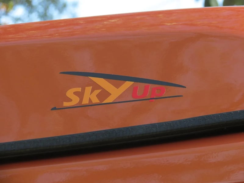 Détail du logo et de la finition du panneau d'un toit Sky-Up