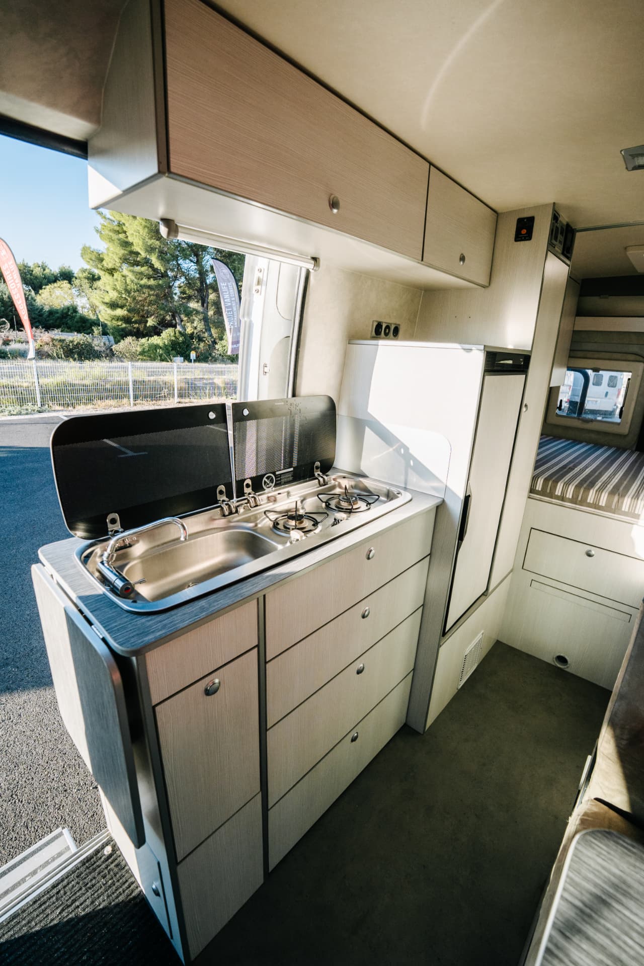 Fiat Ducato L3H2 — cuisine avec évier et réchaud
