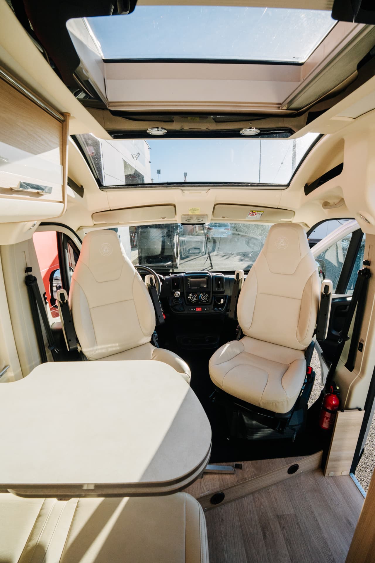 Fiat Ducato Campérêve Magellan 540 — cabine, table et toit panoramique