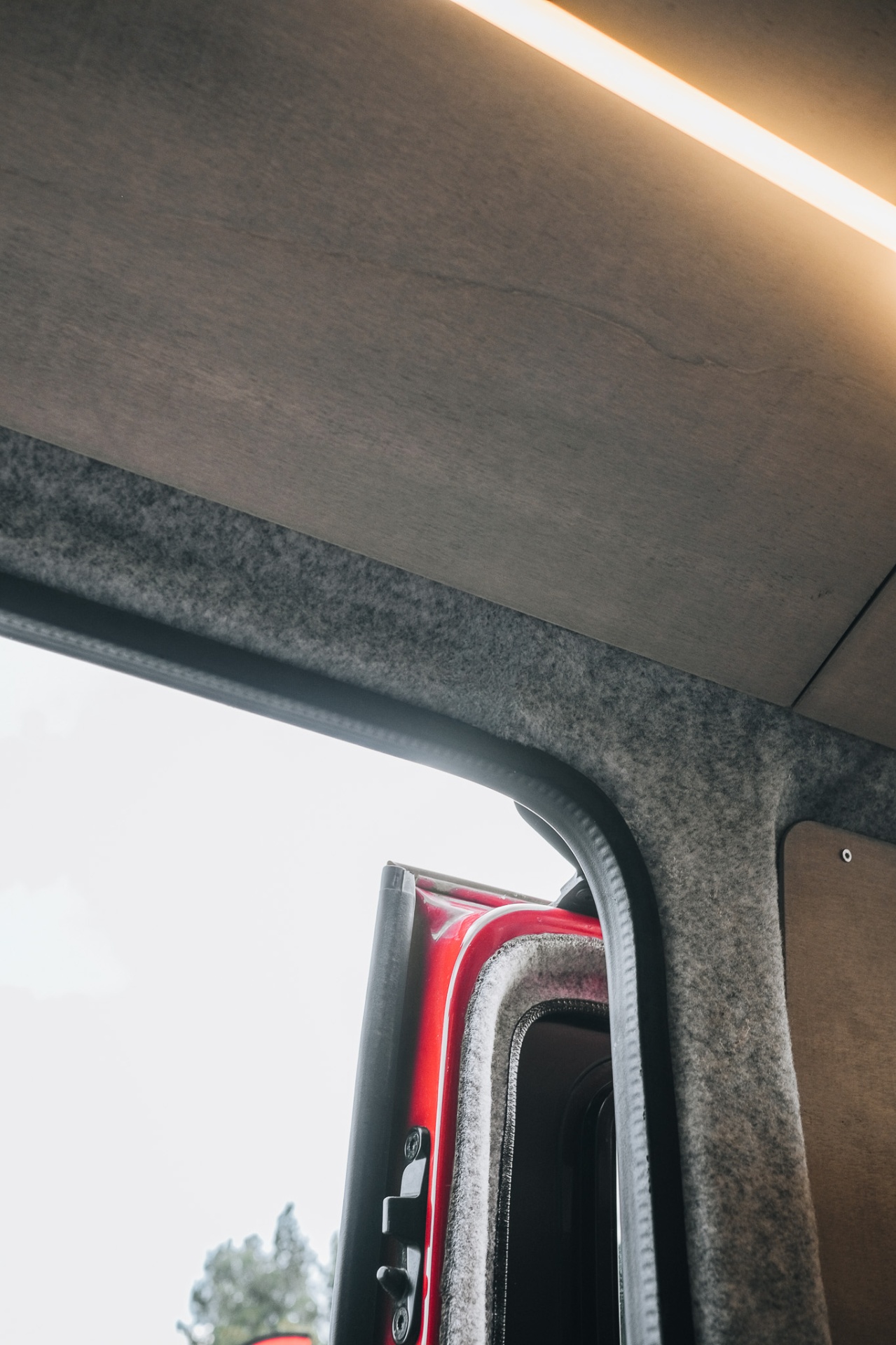 Volkswagen T5 rouge aménagé — intérieur