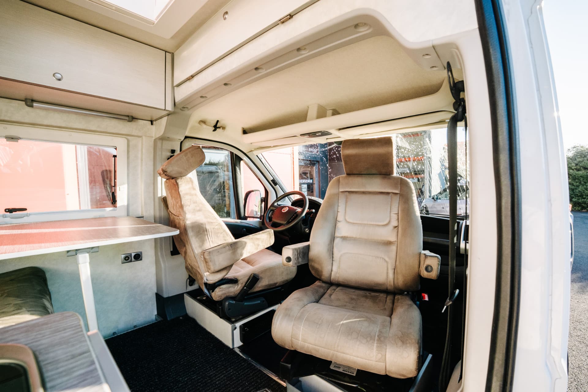 Fiat Ducato L3H2 — sièges avant pivotants et table