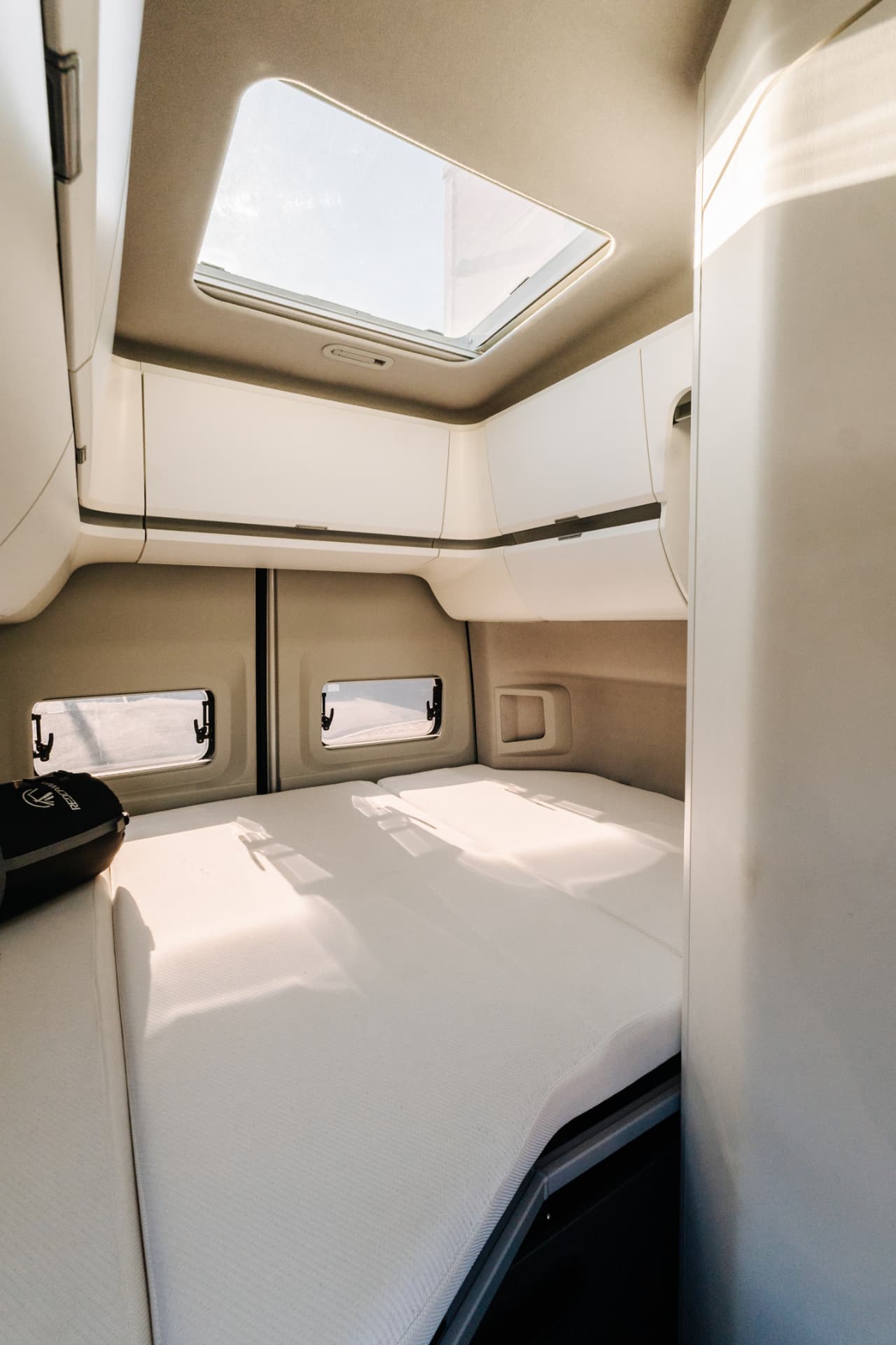 Grand California — couchage arrière et lanterneau